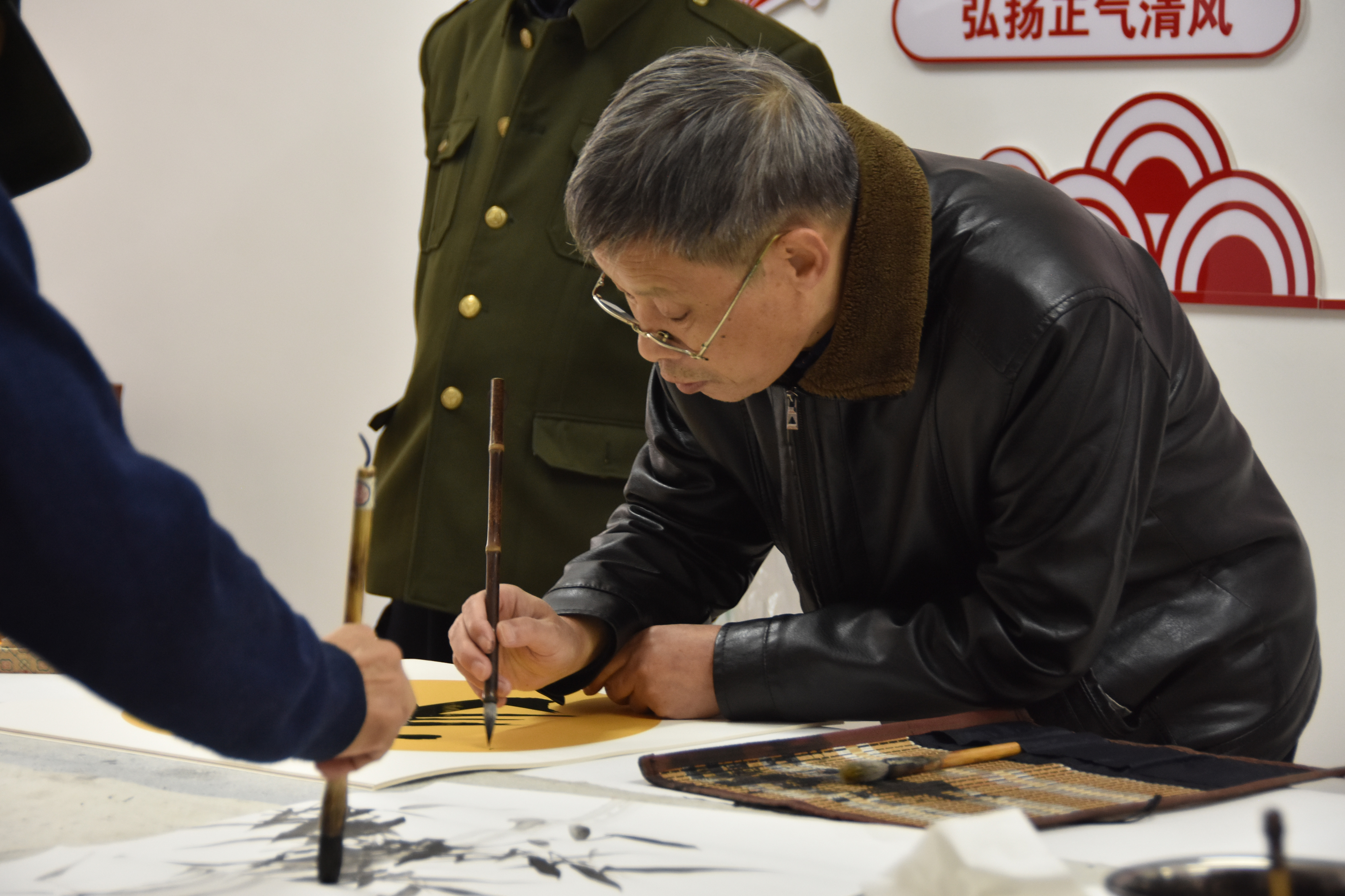 情暖重阳 遵化市开展多彩活动传递敬老温情_fororder_遵化市通华社区居民在重阳节活动中展示书法技艺。郭爽 摄