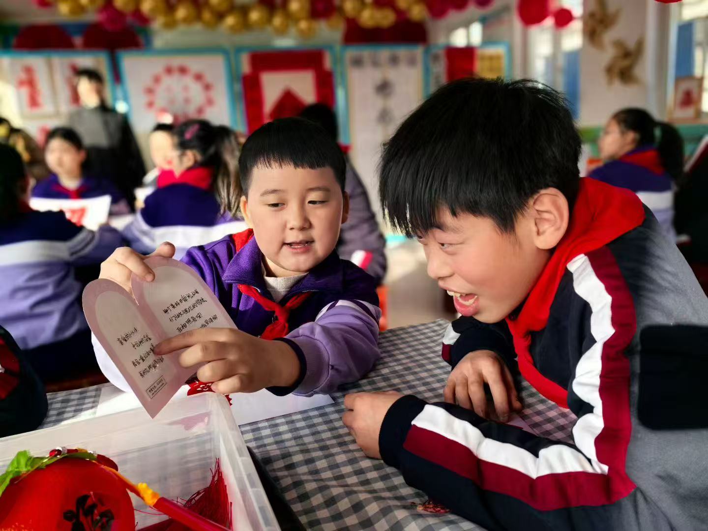 “融爱于行 微光暖春”遵化市开展普特融合少先队主题联谊活动_fororder_图为少先队员展示阅读祝福卡片。遵化市第四实验小学供图