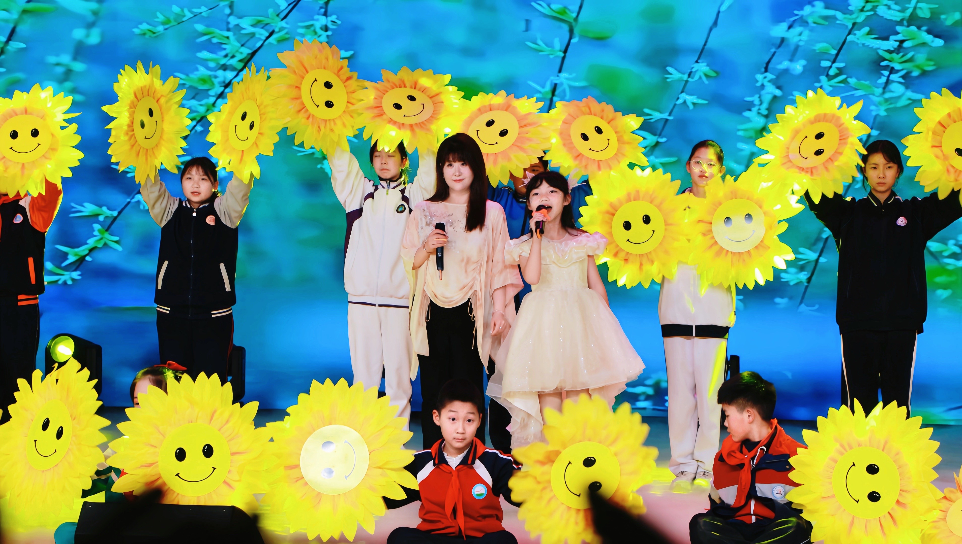 向美而行 美润莲池——莲池区中小学微电影节赋能空间育人_fororder_图片五：莲池区青少年校外活动中心主任郝姗姗和联盟西路学生唱响《最好的未来》