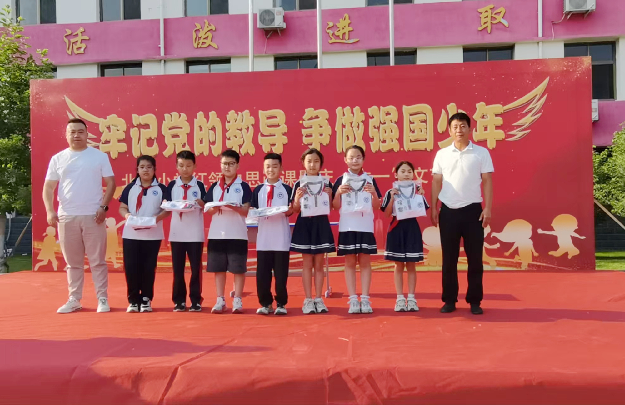 保定市满城区：情暖六一 校服传爱_fororder_学生收到精美的校服 摄影 刘文素