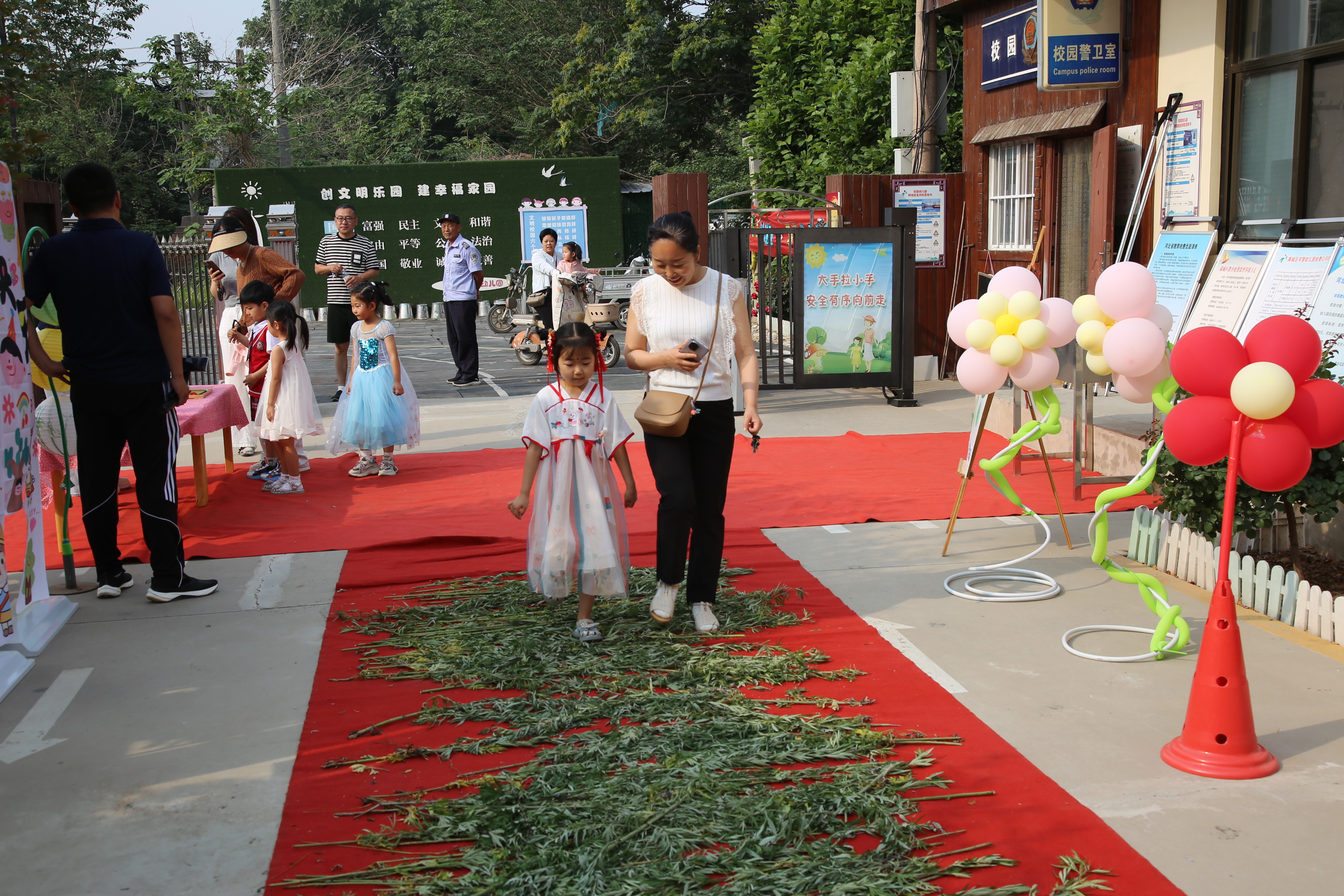 保定市满城区：古韵新趣庆双节 亲子携手共传承_fororder_艾草步道亲子同行 摄影 张辰泽.JPG