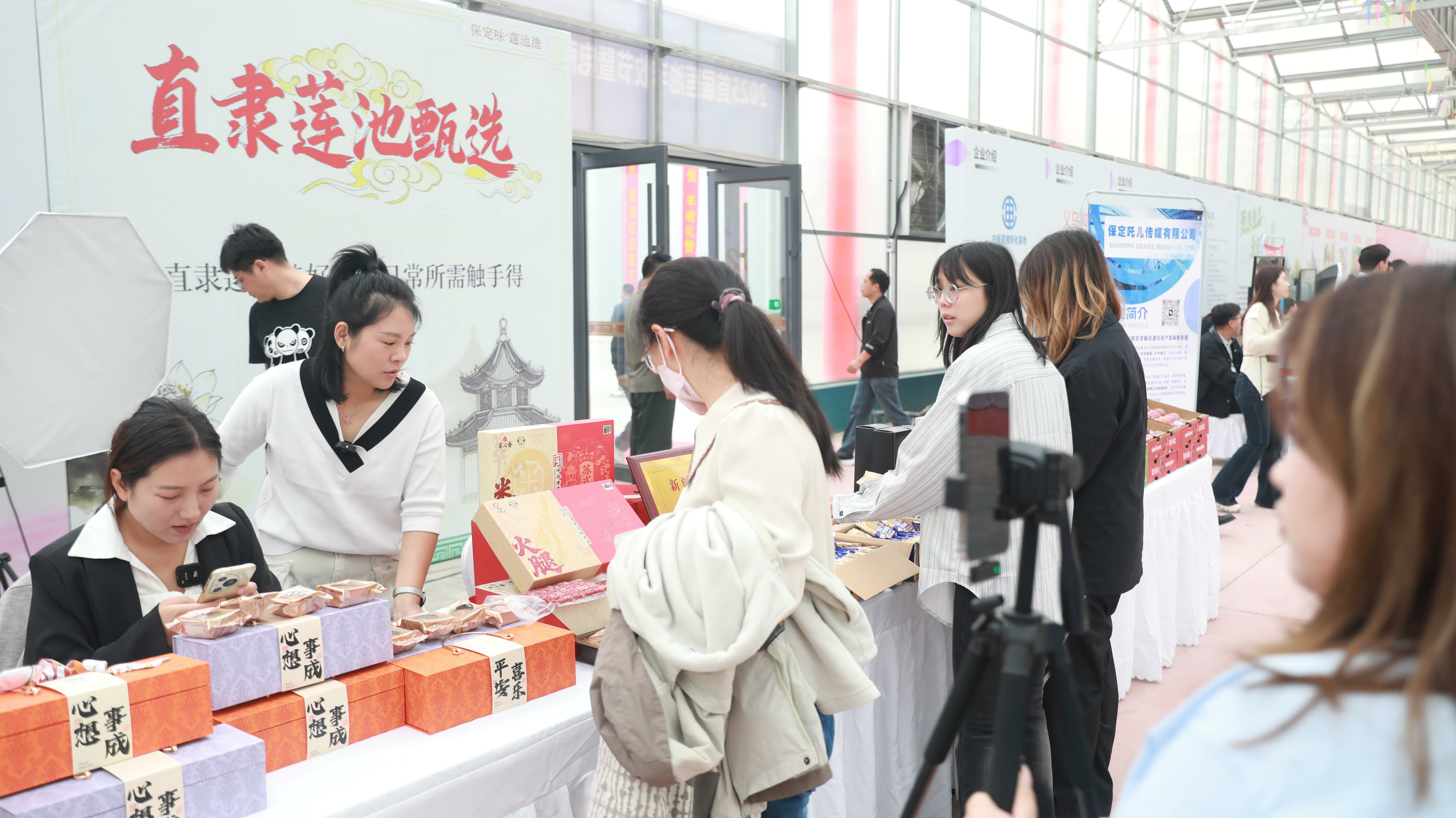 保定市莲池区：“媒体+电商”助力乡村振兴_fororder_图片四：“直隶莲池甄选”抖音号开展线上直播销售。(王金中摄)