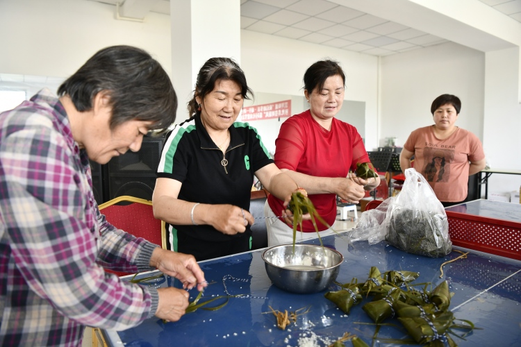 河北迁安：多彩活动迎端午_fororder_社区居民一起包粽子。梁玉水摄