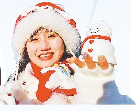 大雪人牵手莓莓熊 2024年“网红大雪人”启动仪式举行