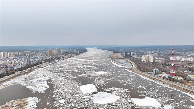 黑龙江黑河段进入春季流冰期