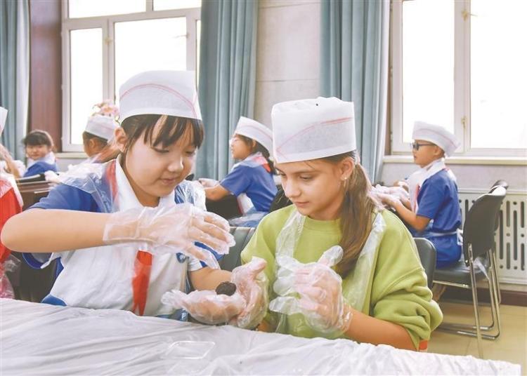 中俄小学生携手迎中秋