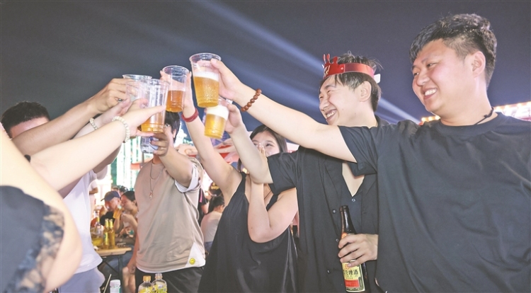 喝啤酒——在冰城夏都与世界干杯
