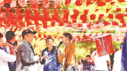 百年老街 国旗飘扬