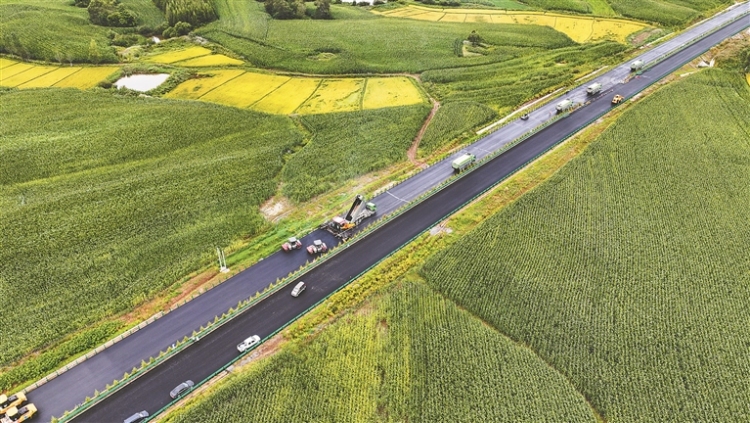 铁科高速延寿县至尚志界段主线完成摊铺