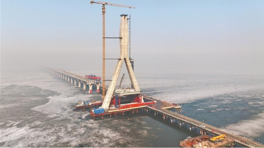 松花江特大桥备用航道桥首对斜拉索安装完成
