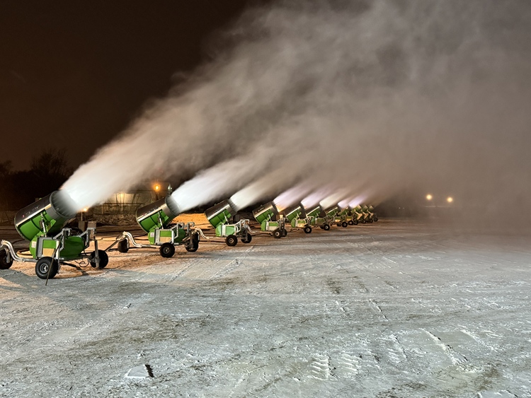 第37届太阳岛雪博会开始制雪作业