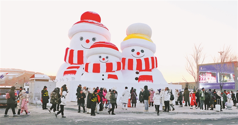 “雪人一家”笑迎八方客