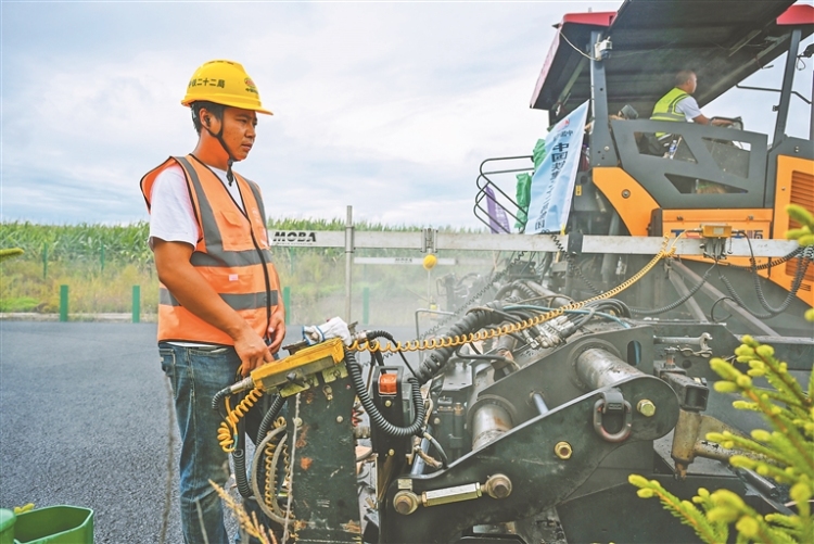铁科高速延寿县至尚志界段主线完成摊铺