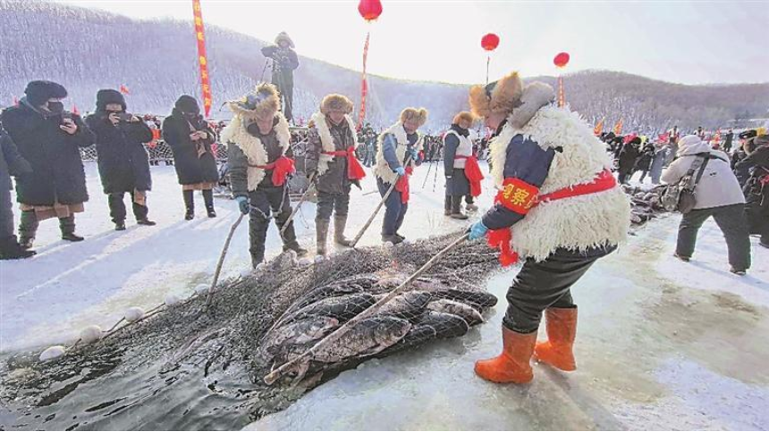 冰湖号子震云霄 万鱼腾跃迎丰年