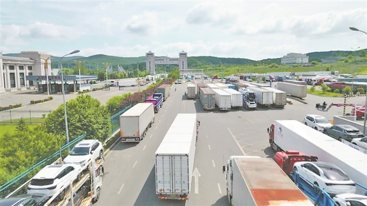 绥芬河公路口岸上半年进出口货运量再创新高