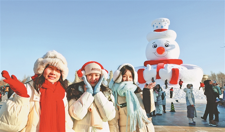 太阳岛大雪人“C位出道”