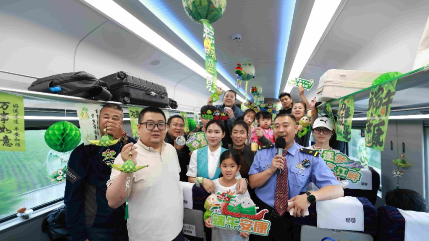 C943次复兴号列车上提前过端午