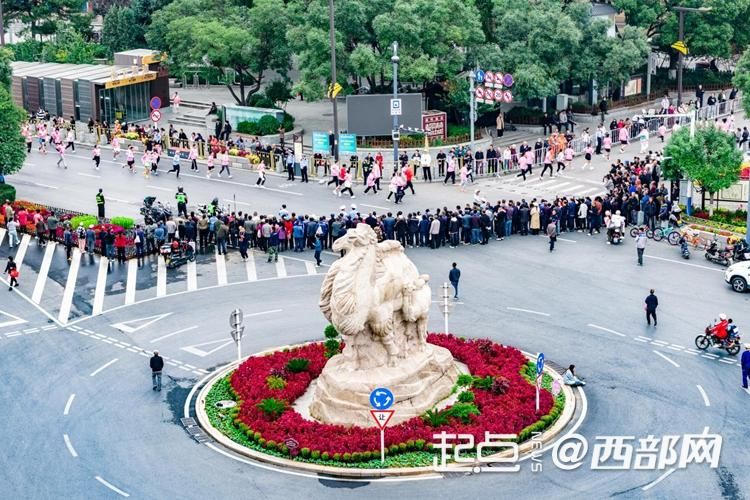 2025榆林马拉松鸣枪开赛 2万余人奔跑榆林一路凯歌