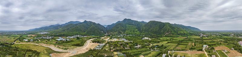 雨后云绕青山翠