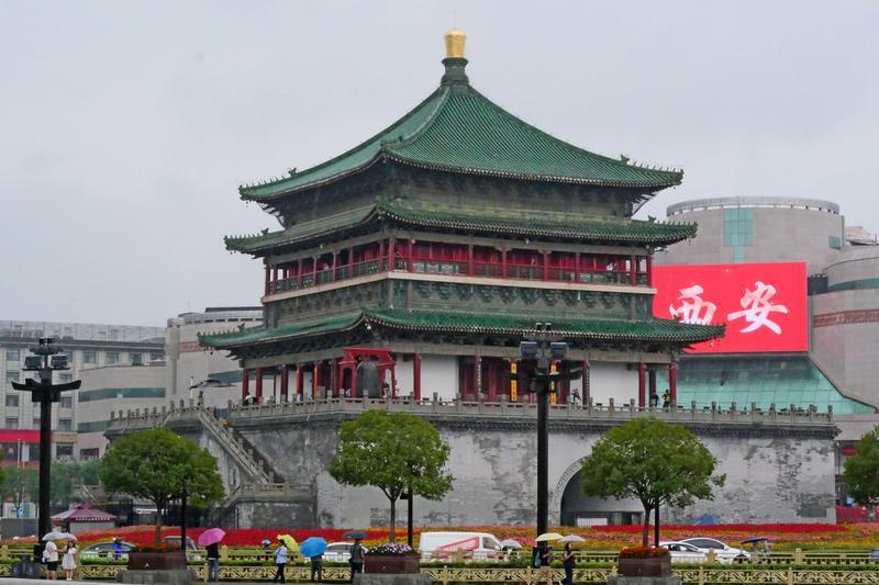 钟鼓楼广场雨中即景