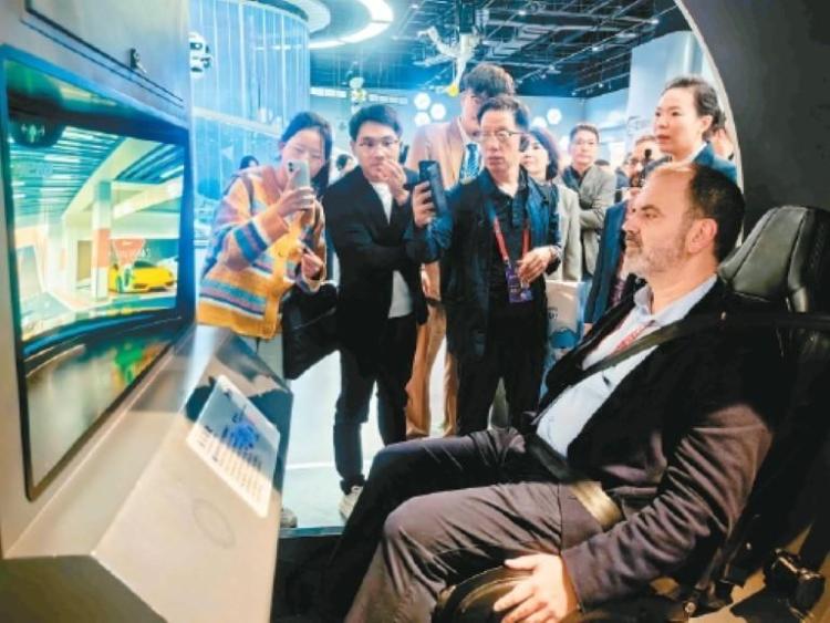 外国嘉宾走进长安云  沉浸式感受西安科创脉搏_fororder_微信图片_20250924092330_538_356