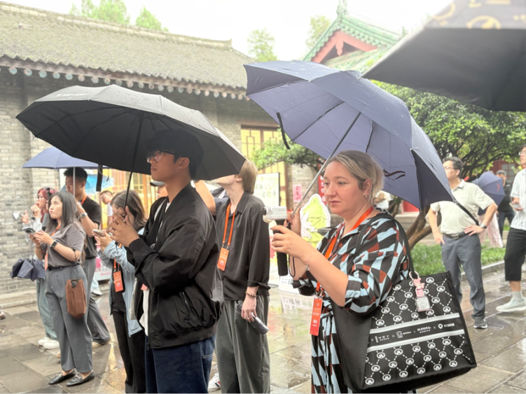 西安碑林博物馆“数智”升级 外籍网红博主体验中华书法“活态传承”_fororder_1·1
