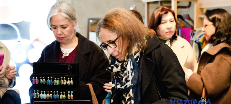 驻华大使夫人以丝绸为媒开启千年丝路美学对话