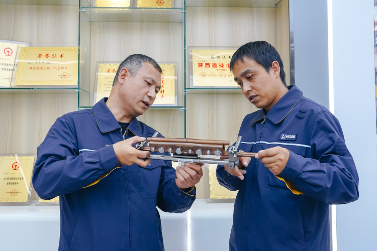 【陕西工人有绝活】曹军明：接触网技术革新的破冰者_fororder_图片4
