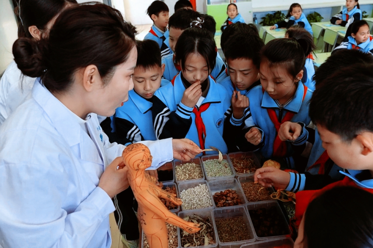 陕西渭南：中医润心 电力护航 开展特色“开学第一课”_fororder_图片5