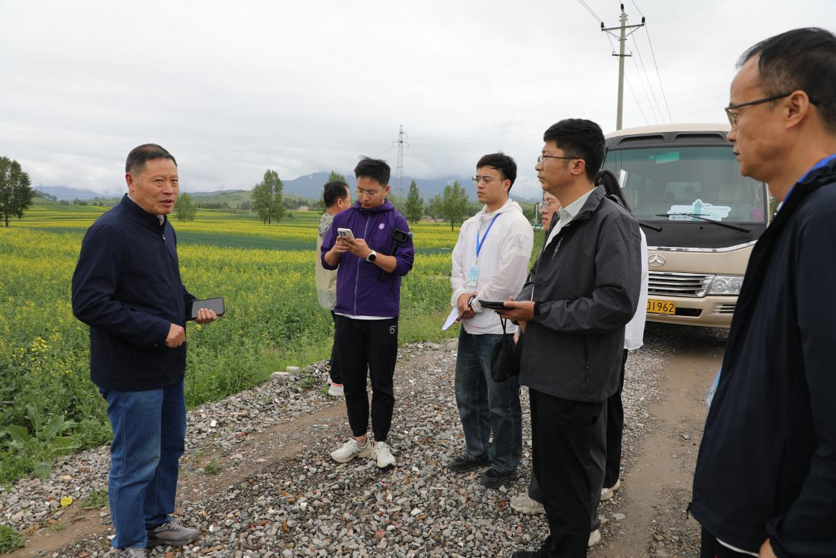 走出杨凌看示范∣青海万亩良田绽放金色希望 科企合作激活油菜产业新动能_fororder_图片2