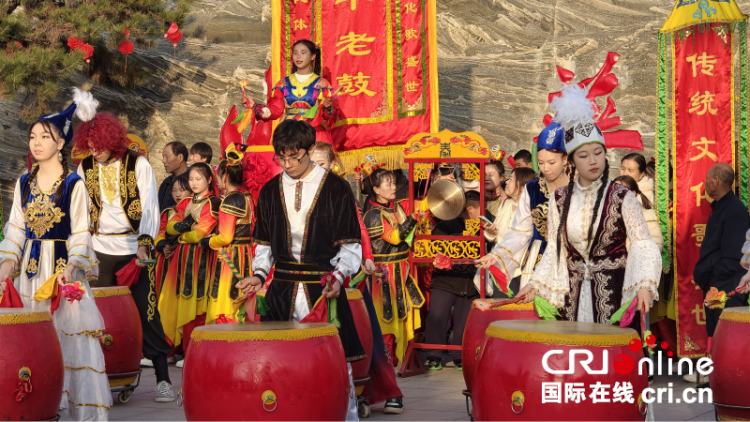 【外眼看陕西】鼓震元宵 龙舞丝路 中亚青年沉浸式“解锁”关中非遗_fororder_图片8
