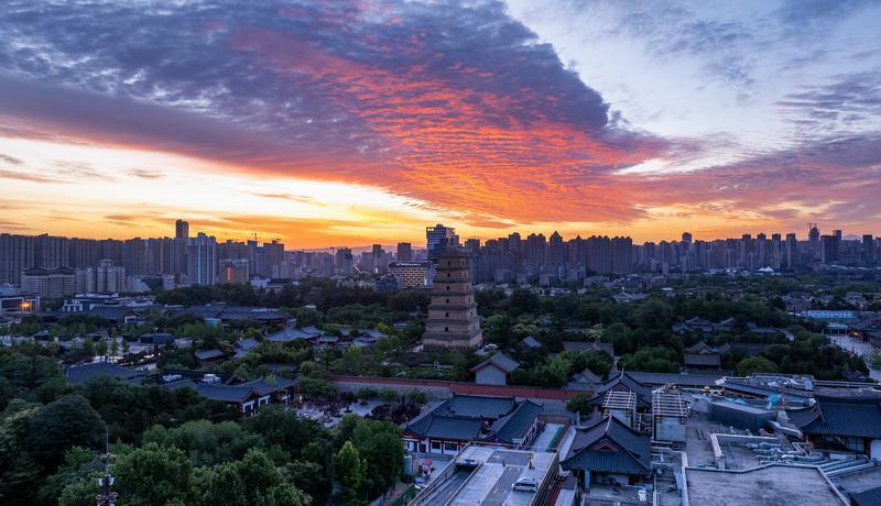 唯美朝霞惊艳登场 天空晕染美丽画卷