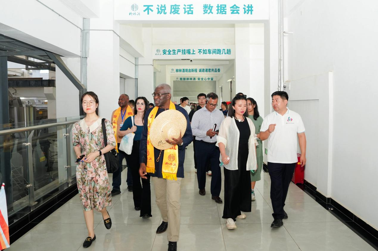 【组图】十余国驻华外交官探秘柳林酒：触摸非遗“活化石” 品味千年“酒海香”_fororder_图片13