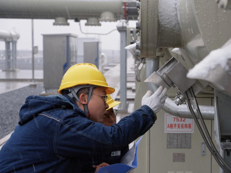 银装素裹下的“温暖守护” 国网陕西电力筑牢冰雪天气电力供应的坚强防线_fororder_图片3