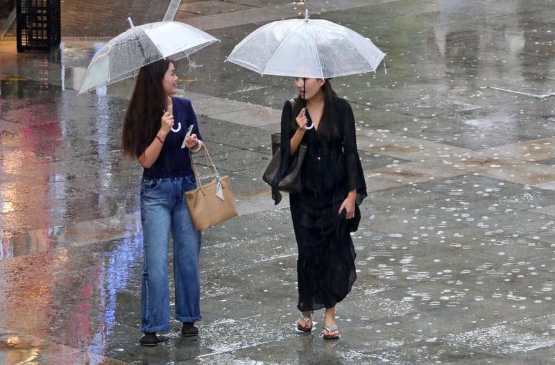 钟鼓楼广场雨中即景