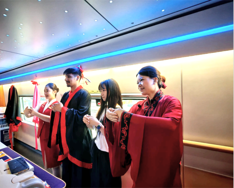 汉风雅韵伴旅途 陕港高铁“流动博物馆”在西安启动_fororder_图片3