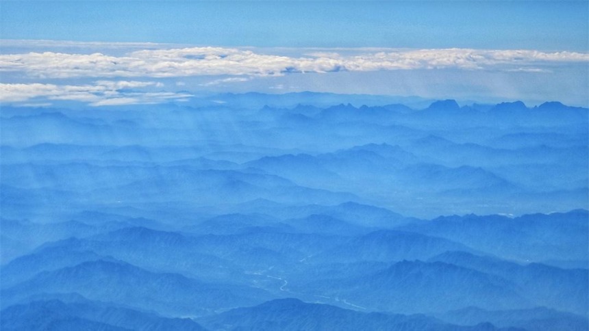 鸟瞰秦岭如巨幅水墨画