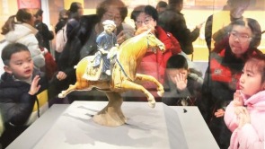 马年将至 “三彩马”火出圈