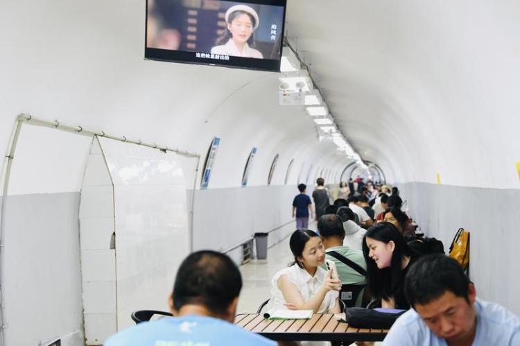 古城持续高温 市民防空洞避暑纳凉