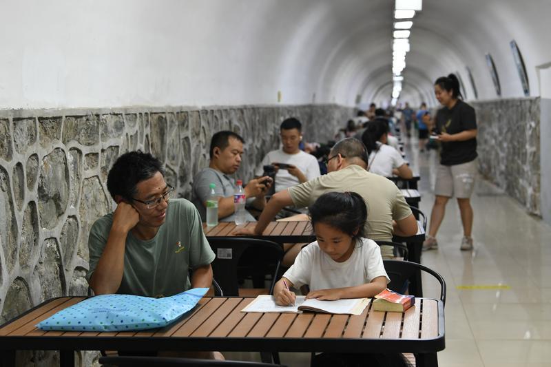 古城持续高温 市民防空洞避暑纳凉