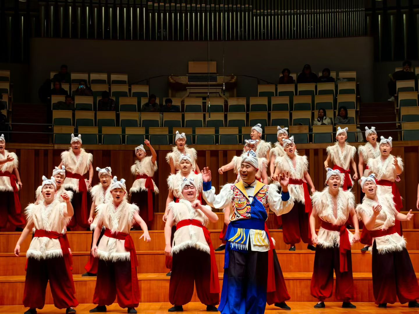 石油情怀融艺韵  美育思政谱新篇  西安石油大学首次唱响国家大剧院_fororder_图片2