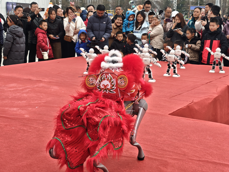 咸阳机器人庙会启幕 数十款智能机器人组团亮相_fororder_图片4