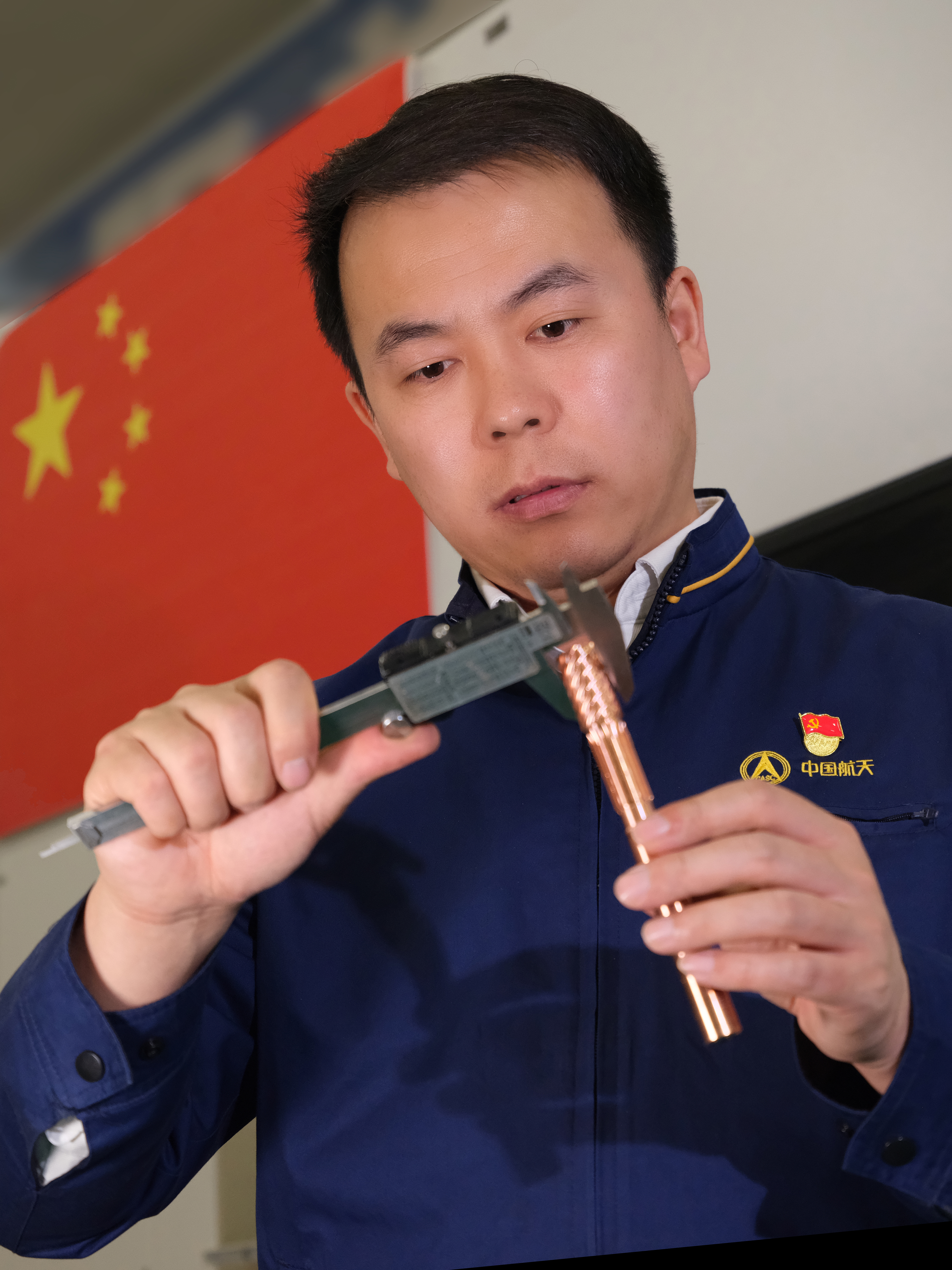 【陕西工人有绝活】何小虎：以微米级技术定义航天精度_fororder_图片1