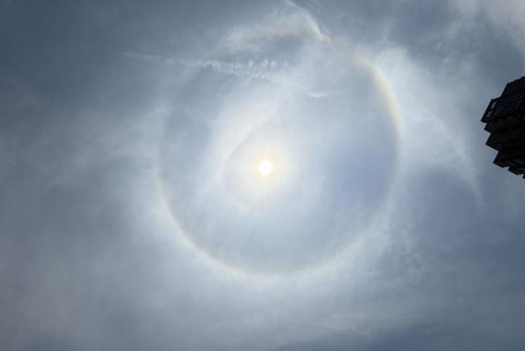 西安持续高温 天空现壮观“日晕”