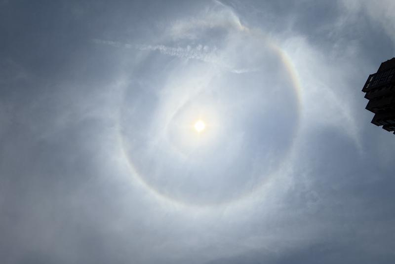 西安持续高温 天空现壮观“日晕”