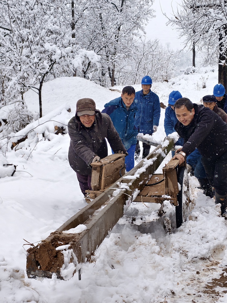 新春走基层|国网咸阳供电公司:浴“雪”奋战 抢修供电线路保民生