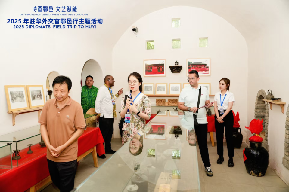 触摸秦酒文化脉搏 驻华外交官探秘秦地“活化石”_fororder_图片13