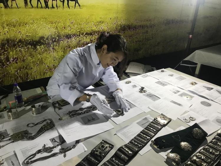 中亚姑娘马兰：热爱脚下这片土地 Central Asian Girl Danabekova Aigerim: Loving the Land Under Her Feet