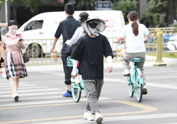 西安持续高温 天空现壮观“日晕”