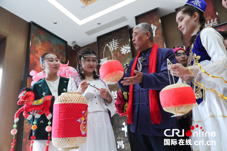 【外眼看陕西】鼓震元宵 龙舞丝路 中亚青年沉浸式“解锁”关中非遗_fororder_图片4